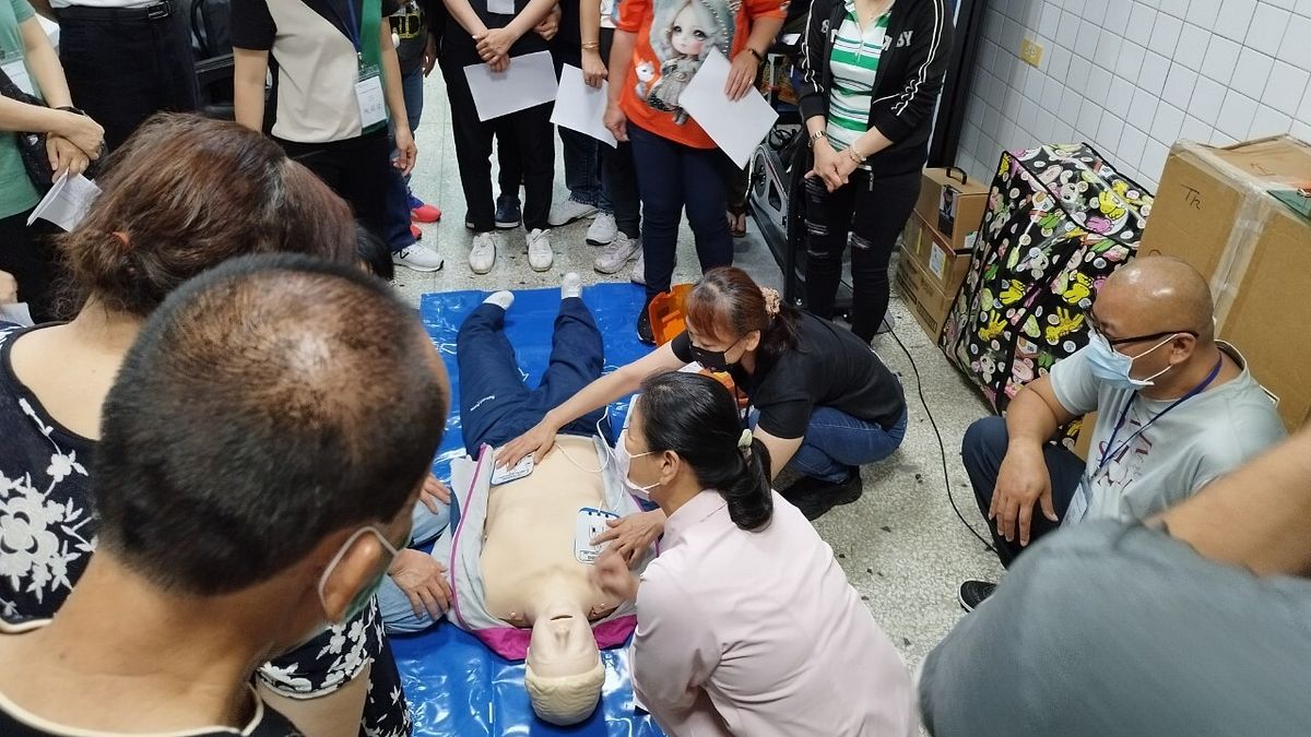 近年二度就業婦女對「個人照顧工作人員」職類求職意願大增,雲嘉南分署順應趨勢。(圖/勞動力發展署雲嘉南分署提供) 近年二度就業婦女對「個人照顧工作人員」職類求職意願大增,雲嘉南分署順應趨勢。(圖/勞動力發展署雲嘉南分署提供)