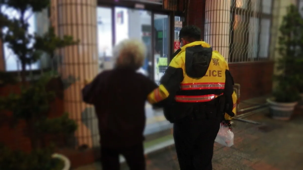 迷途老婦原地徘迴 熱心警護送返家