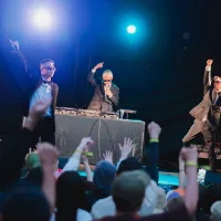 群馬県桐生市で伝統文化と音楽を融合した初の野外フェスが開催され、地元ゆかりのアーティストや伝統工芸の体験エリアにより2日間で5000人の来場者が地域の新たな魅力を楽しんだ。(写真/©桐生フェスティバル2026実行委員会提供) 群馬県桐生市で伝統文化と音楽を融合した初の野外フェスが開催され、地元ゆかりのアーティストや伝統工芸の体験エリアにより2日間で5000人の来場者が地域の新たな魅力を楽しんだ。(写真/©桐生フェスティバル2026実行委員会提供)