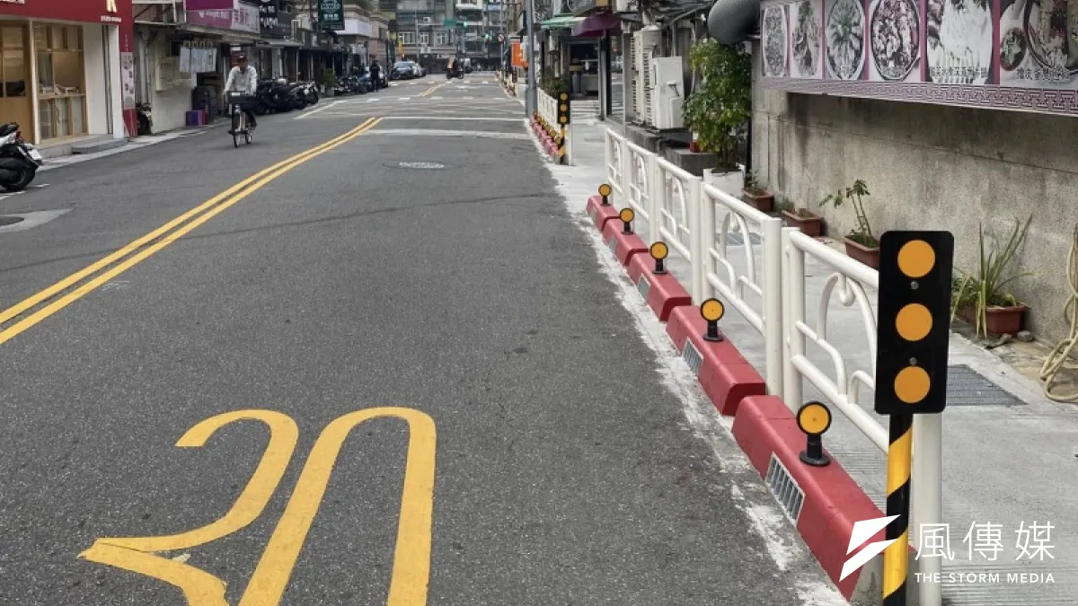 為維護行人用路權益,交通局陸續增設人行道護欄,避免發生交通事故。(圖/取自臉書社團「信義區三兩事」 )