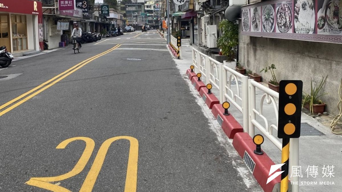 為維護行人用路權益,交通局陸續增設人行道護欄,避免發生交通事故。(圖/取自臉書社團「信義區三兩事」 ) 為維護行人用路權益,交通局陸續增設人行道護欄,避免發生交通事故。(圖/取自臉書社團「信義區三兩事」 )