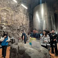 上海旅遊踩線團參訪金門經武酒窖 中國文化和旅遊部日前表示,將於近期恢復上海居民赴金門、馬祖旅遊;上海踩線團11人27日抵達金門,隨後至經武酒窖等地參訪。中央社記者吳玟嶸攝115年4月27日 上海旅遊踩線團參訪金門經武酒窖 中國文化和旅遊部日前表示,將於近期恢復上海居民赴金門、馬祖旅遊;上海踩線團11人27日抵達金門,隨後至經武酒窖等地參訪。中央社記者吳玟嶸攝115年4月27日