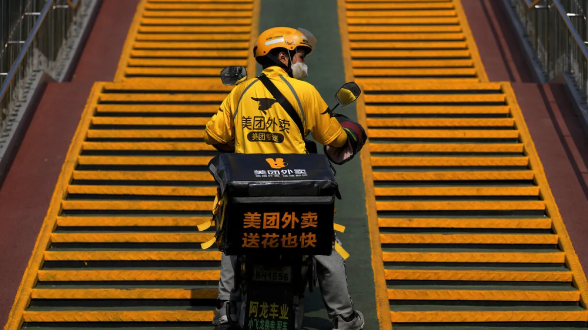 A Meituan food delivery courier on the streets of Beijing, September 2022. (AP)
