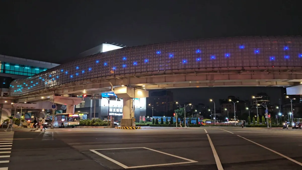 環狀線隔音牆夜間燈光動態效果超美超好拍。(圖/新北市捷運工程局提供)