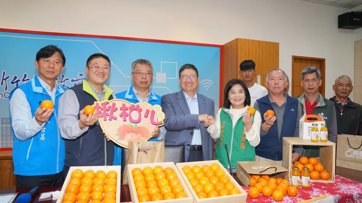 新竹縣長楊文科(左四)感謝張榮發基金會協助柑農,又嘉惠社福團體的公益善舉。(圖/新竹縣政府提供)