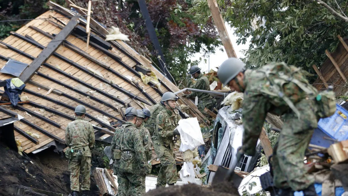 北海道強震讓厚真町出現多處嚴重走山,自衛隊也緊急出動協助搜救。(美聯社)