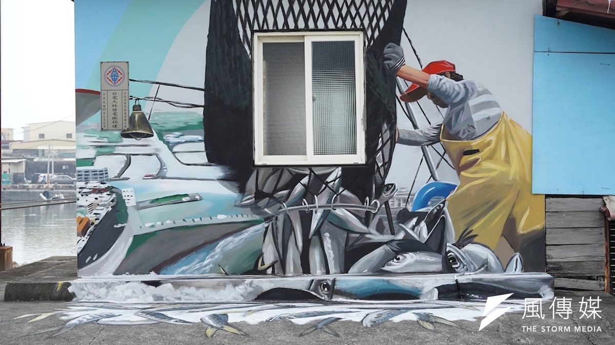 漁民卸魚彩繪。(圖/徐炳文攝) 漁民卸魚彩繪。(圖/徐炳文攝)