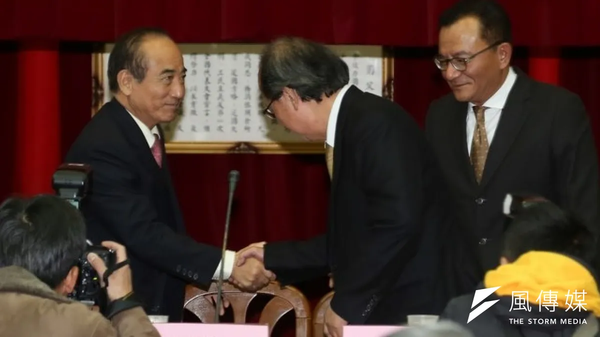 立法院「王金平出席跨黨派財經立法聯盟成立大會」,左起立法院長王金平、立委柯建銘、高志鵬(余志偉攝)