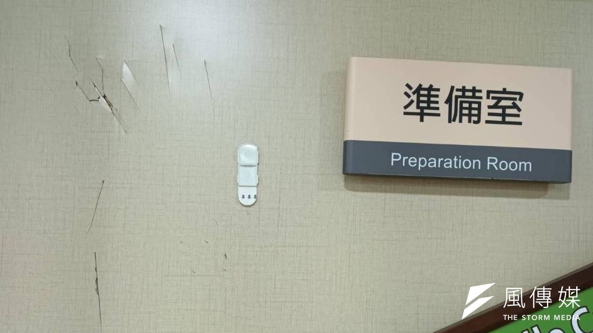 高雄小港醫院昨(11)日晚間11時許,有民眾持刀揮舞欲砍醫護人員。(圖/記者李東陞翻攝) 高雄小港醫院昨(11)日晚間11時許,有民眾持刀揮舞欲砍醫護人員。(圖/記者李東陞翻攝)