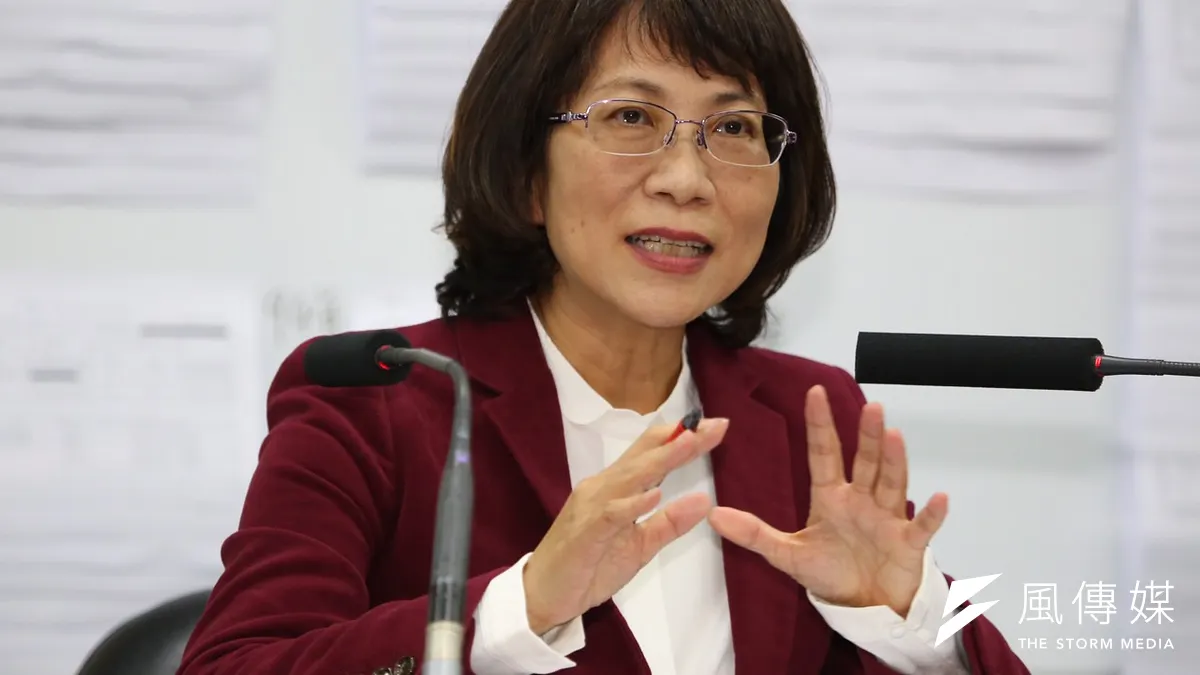 王如玄舉行記者會說明軍宅買賣爭議。(蔡耀徵攝)