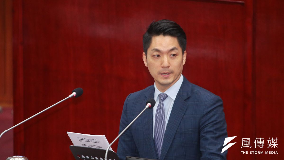 台北市長蔣萬安(見圖)13日赴台北市議會進行施政報告,民進黨團趕在蔣發言前,於議事廳高喊「無感市長、市政吊車尾」、「當選靠阿公、市政不用功」。(顏麟宇攝) 台北市長蔣萬安(見圖)13日赴台北市議會進行施政報告,民進黨團趕在蔣發言前,於議事廳高喊「無感市長、市政吊車尾」、「當選靠阿公、市政不用功」。(顏麟宇攝)