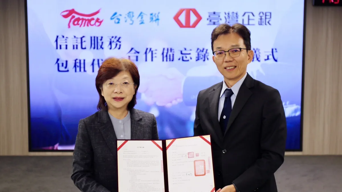 台灣金聯資產管理公司董事長宮文萍(左)19日與臺灣企銀總經理李國忠(右)簽署合作備忘錄,開創公公合作新模式。(台灣金聯提供)