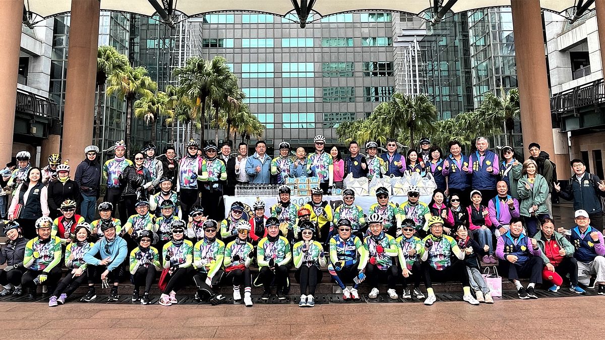 113年度獅子會 & IMC 鐵騎環台送暖行大合影。(圖/新北市教育局提供) 113年度獅子會 & IMC 鐵騎環台送暖行大合影。(圖/新北市教育局提供)