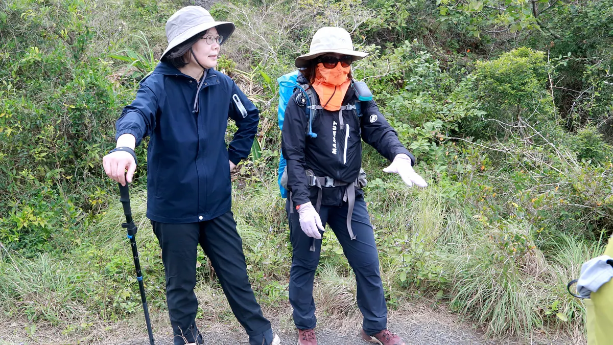 前總統蔡英文(左)8日南下挑戰阿朗壹古道。(蔡英文辦公室提供) 前總統蔡英文(左)8日南下挑戰阿朗壹古道。(蔡英文辦公室提供)