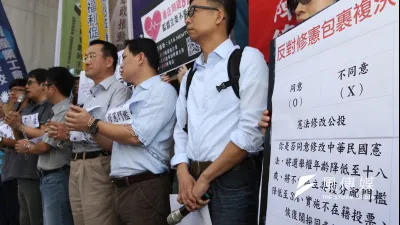 公民憲政推動聯盟鄉,自縛鎖鍊抗議國民黨修憲綁票。(林韶安攝)