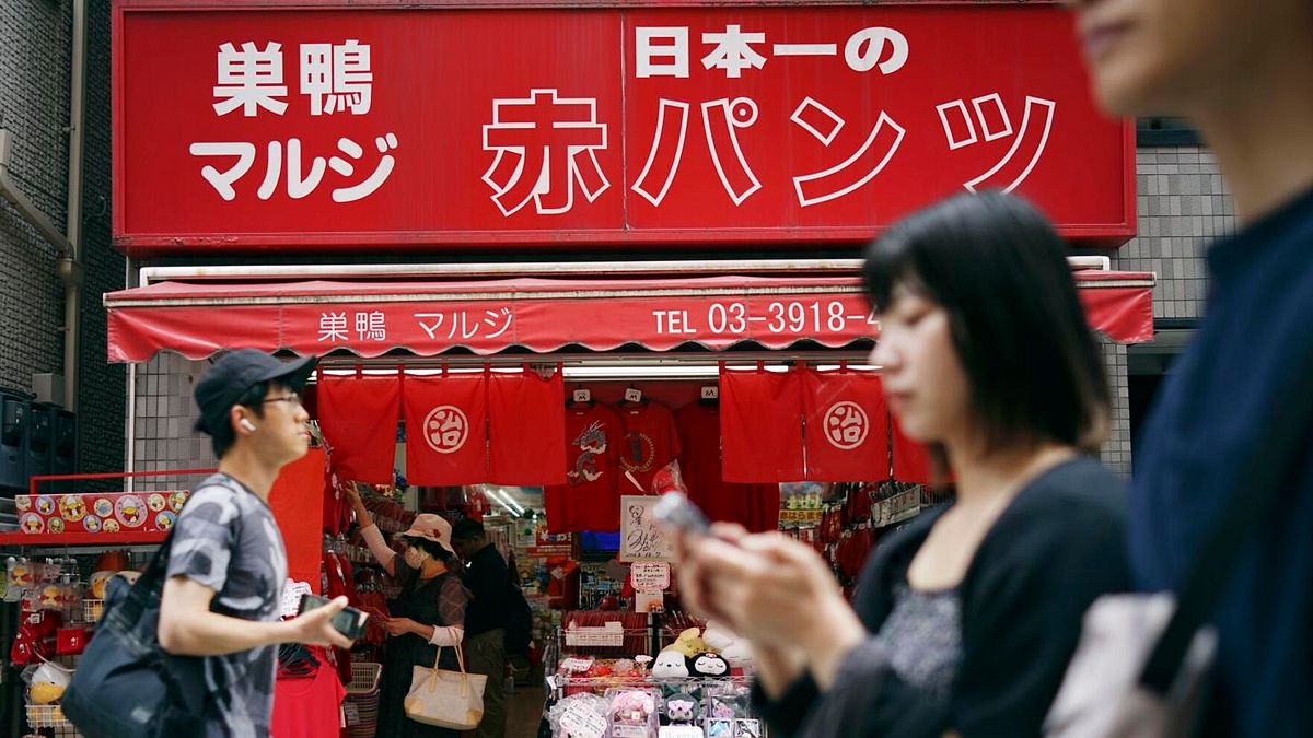 2024年6月,東京巢鴨的商店街。(美聯社) 2024年6月,東京巢鴨的商店街。(美聯社)