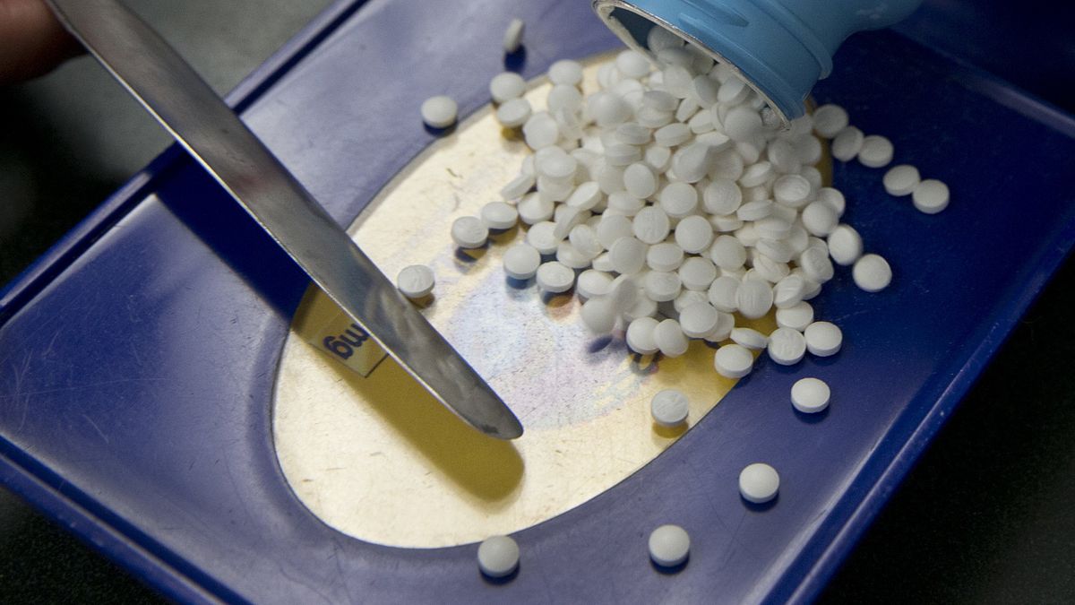 「1.25兆預算夠健保加薪百年!」醫師看47項藥品退出台灣:政府只顧舔美