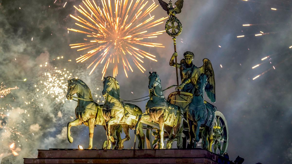 2025年1月1日,德國柏林正在施放新年煙火,照亮了布蘭登堡門上方的天空。(美聯社) 2025年1月1日,德國柏林正在施放新年煙火,照亮了布蘭登堡門上方的天空。(美聯社)