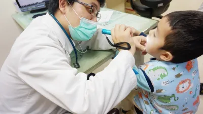 新竹馬偕小兒腫瘤科醫師黃鼎煥正在為兒童病患看診。(圖非新聞當事人)。(圖/新竹馬偕醫院提供)
