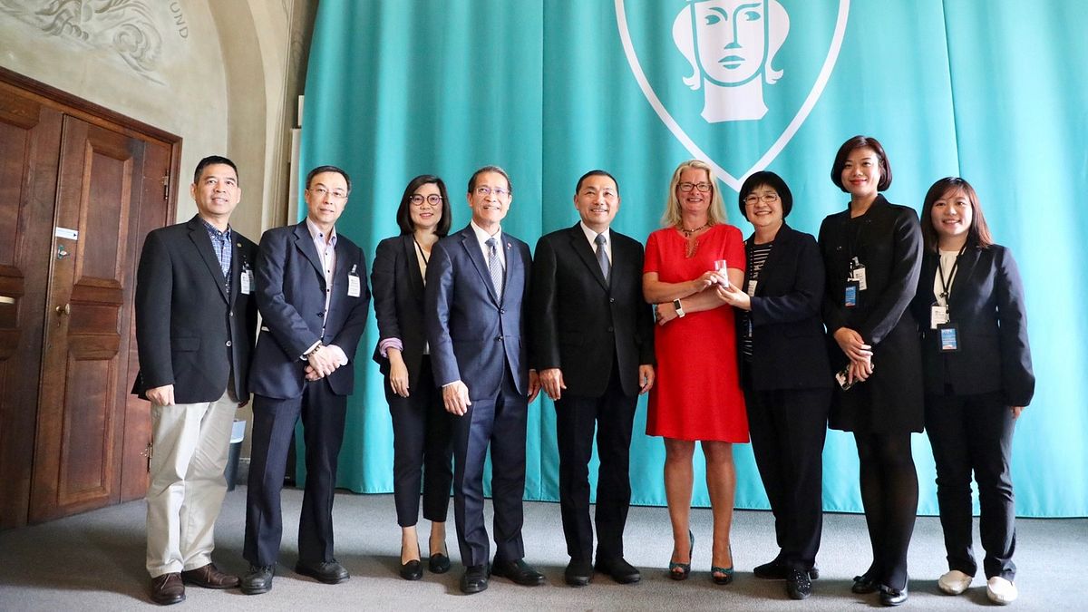 新北市長侯友宜12日率團抵達瑞典,由台灣駐瑞典代表處廖東周大使陪同,拜會首都斯德哥爾摩代理市長Ms. Lotta Edholm(右四)。(圖/新北市新聞局提供) 新北市長侯友宜12日率團抵達瑞典,由台灣駐瑞典代表處廖東周大使陪同,拜會首都斯德哥爾摩代理市長Ms. Lotta Edholm(右四)。(圖/新北市新聞局提供)