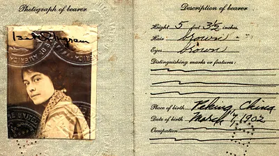 一百年前的護照相片沒有任何規定,可以放上自己喜歡的照片出國讓人看看你的回眸一笑(圖/flickr@Ken Mayer)