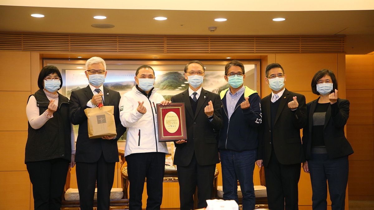 中華民國佛教慈濟慈善事業基金會結合中美製藥公司,今(2)日捐贈6,000份「安心祝福包」給新北居家隔離和居家檢疫者,由市長侯友宜代表受贈。(圖/新北市民政局提供) 中華民國佛教慈濟慈善事業基金會結合中美製藥公司,今(2)日捐贈6,000份「安心祝福包」給新北居家隔離和居家檢疫者,由市長侯友宜代表受贈。(圖/新北市民政局提供)