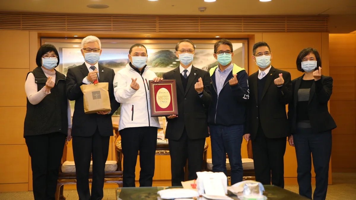 中華民國佛教慈濟慈善事業基金會結合中美製藥公司,今(2)日捐贈6,000份「安心祝福包」給新北居家隔離和居家檢疫者,由市長侯友宜代表受贈。(圖/新北市民政局提供)