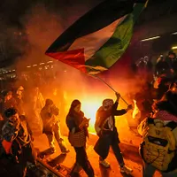 2025年10月1日深夜、イタリア・ミラノのカドルナ駅で、パレスチナを支持するデモ参加者が線路に押し寄せ、地中海でガザへの援助船を阻止するイスラエル海軍に抗議した。(AP通信) 2025年10月1日深夜、イタリア・ミラノのカドルナ駅で、パレスチナを支持するデモ参加者が線路に押し寄せ、地中海でガザへの援助船を阻止するイスラエル海軍に抗議した。(AP通信)