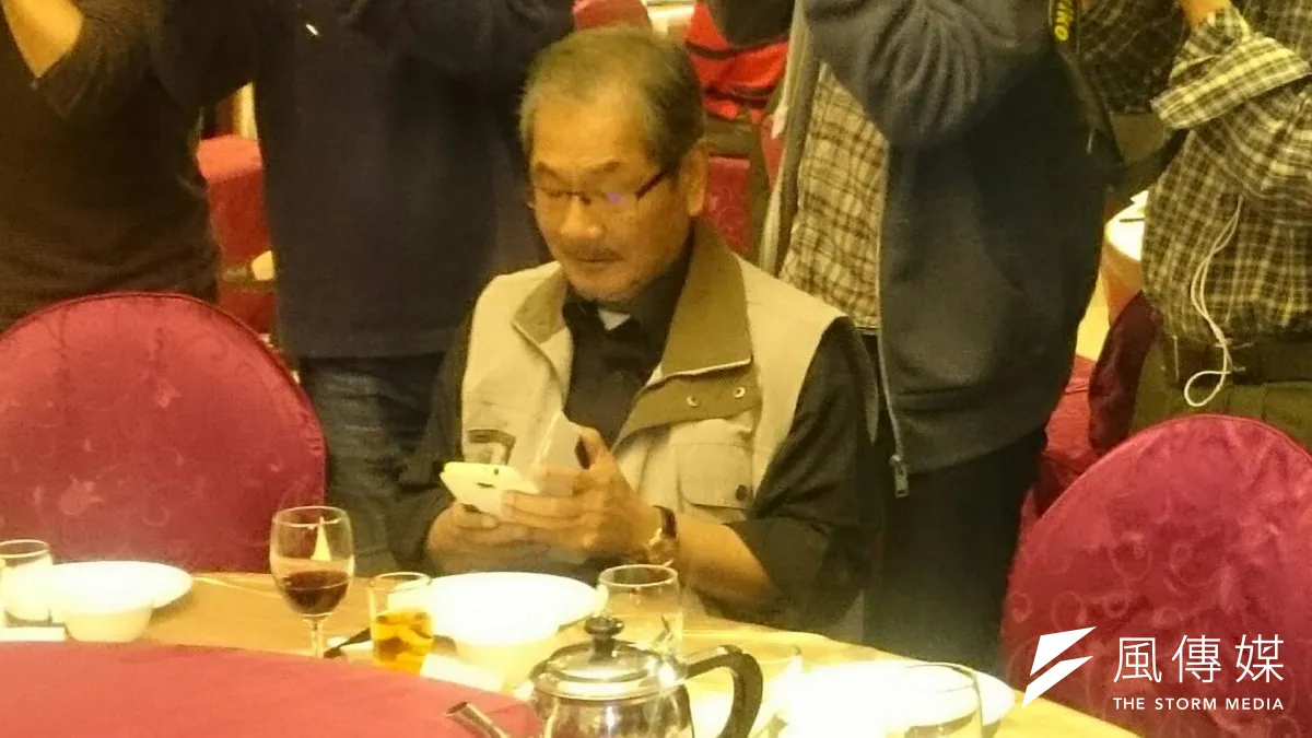 民進黨前秘書長吳乃仁現身民進黨春酒宴,黨工給他熱烈掌聲。(林瑋豐攝)