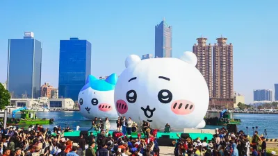 活動以最盛大、隆重的水門迎賓儀式,由台灣之光運動5位選手搭乘海上遊艇超跑,領航全球知名IP入港。(圖/高雄市政府)