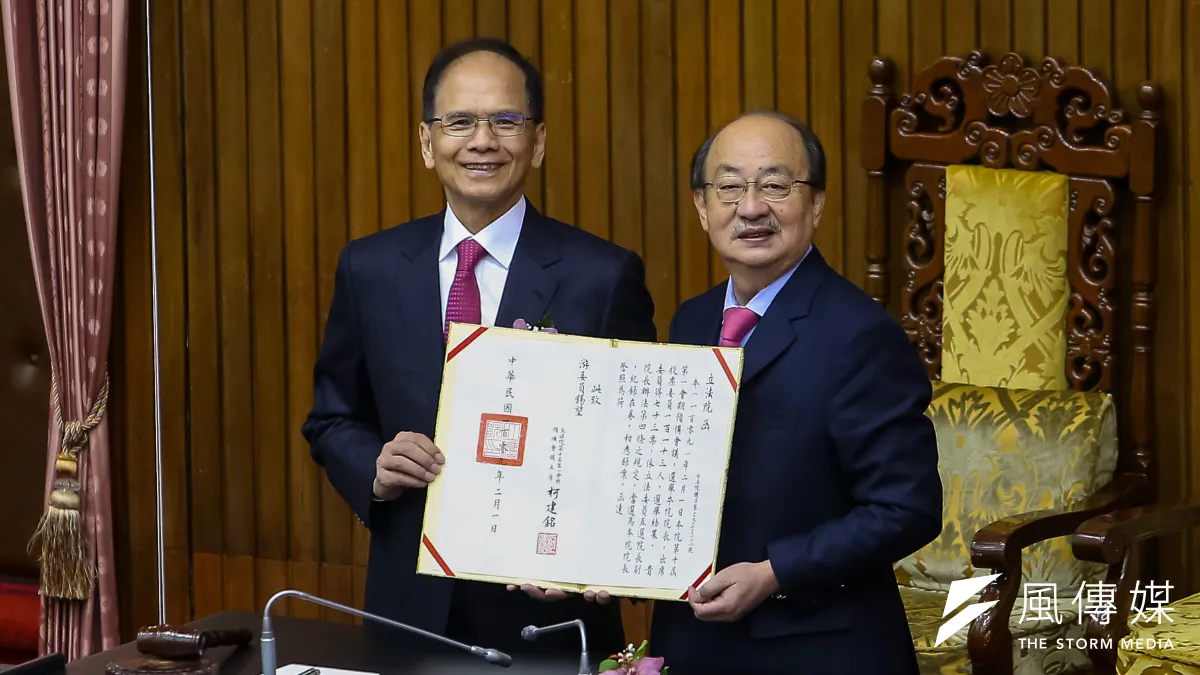 第10屆立法院今(1)日上午舉行正副院長選舉,民進黨立委游錫堃(左)1日順利當選立法院長。(顏麟宇攝)