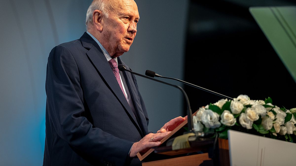前南非總統戴克拉克(Frederik Willem de Klerk)表示,一旦領導者認知到改變的需要,下一個挑戰就是確保有一個清楚的目標,並用簡單的訊息說明這個願景。(取自總統府Flickr) 前南非總統戴克拉克(Frederik Willem de Klerk)表示,一旦領導者認知到改變的需要,下一個挑戰就是確保有一個清楚的目標,並用簡單的訊息說明這個願景。(取自總統府Flickr)