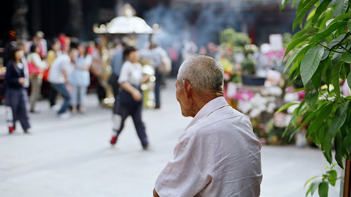 作者認為,政府在長照政策上使用菸捐為財源,且用「以價制量」的說法說服民眾是十分荒謬的邏輯。(圖/SungHsuan Wang@flickr) 作者認為,政府在長照政策上使用菸捐為財源,且用「以價制量」的說法說服民眾是十分荒謬的邏輯。(圖/SungHsuan Wang@flickr)