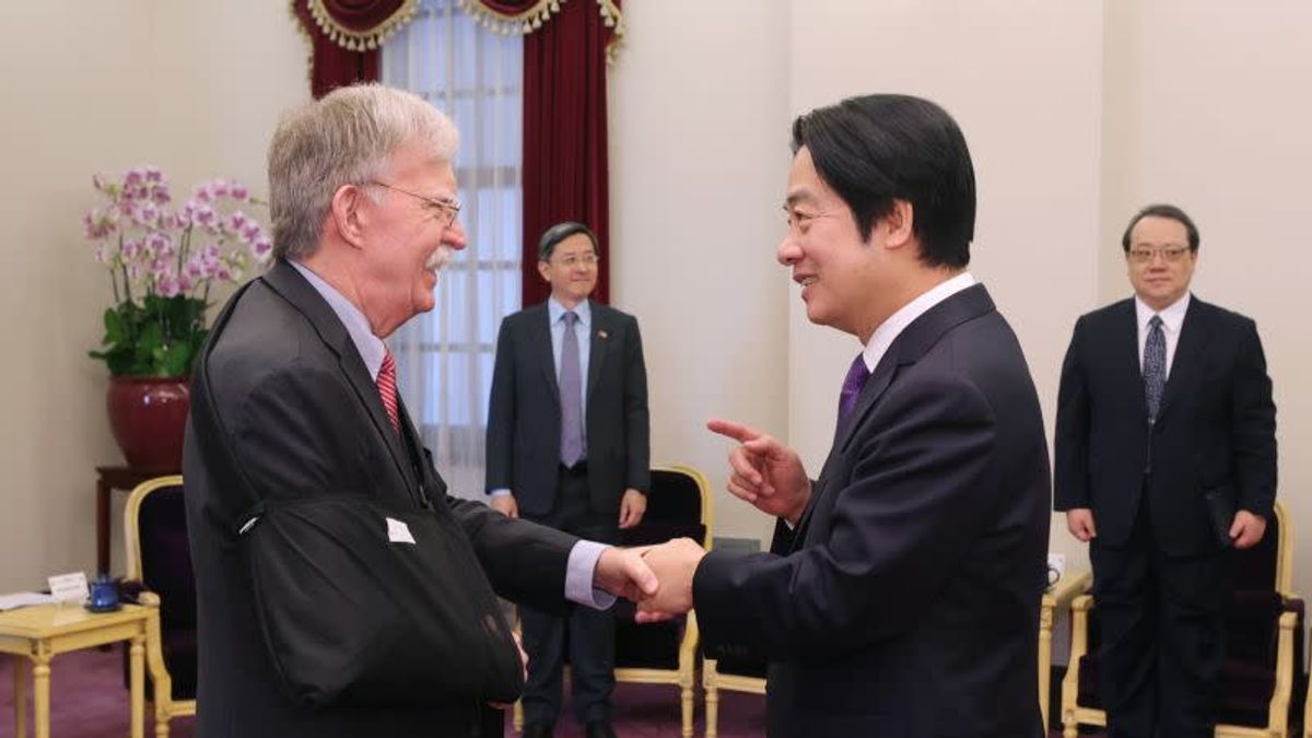 副總統賴清德於總統府接見美國前國安顧問波頓(John Bolton),被學者名嘴郭正亮譏評,「飢不擇食」,因為波頓有「新戰爭販子」之稱,名聲並不好。(總統府官網) 副總統賴清德於總統府接見美國前國安顧問波頓(John Bolton),被學者名嘴郭正亮譏評,「飢不擇食」,因為波頓有「新戰爭販子」之稱,名聲並不好。(總統府官網)