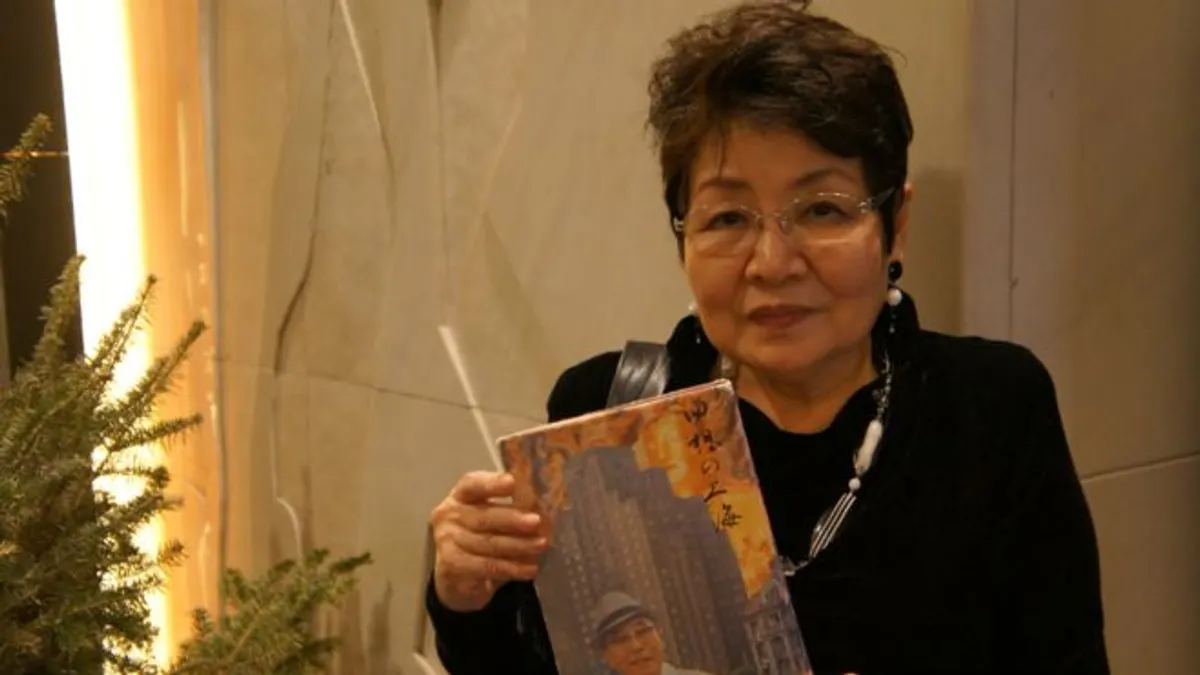 遠藤譽手持好不容易才找到的岩井英一的回憶錄《回想的上海》。(BBC中文網) 遠藤譽手持好不容易才找到的岩井英一的回憶錄《回想的上海》。(BBC中文網)