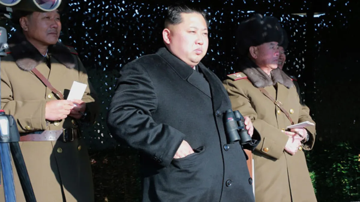 北韓最高領導人金正恩視察一場以南韓總統府青瓦台為攻擊目標的演習(朝中社)