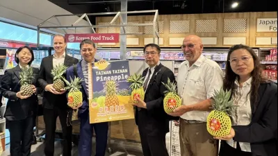 市長黃偉哲訪問荷蘭進行農產拓銷,與鎖定高端客群的亞洲超市攜手合作上架台南鳳梨。(圖/台南市府提供)