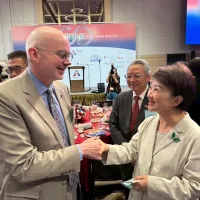 台中市長の盧秀燕氏(右)は26日、在台米国商工会議所が台北市で開催した年次晩餐会「謝年飯」に招かれて出席し、米国在台協会(AIT)台北事務所長のレイモンド・グリーン(Raymond F. Greene)氏と交流した。(写真/台中市政府提供)中央社記者・郝雪卿撮影、115年(2026年)3月27日配信。 台中市長の盧秀燕氏(右)は26日、在台米国商工会議所が台北市で開催した年次晩餐会「謝年飯」に招かれて出席し、米国在台協会(AIT)台北事務所長のレイモンド・グリーン(Raymond F. Greene)氏と交流した。(写真/台中市政府提供)中央社記者・郝雪卿撮影、115年(2026年)3月27日配信。