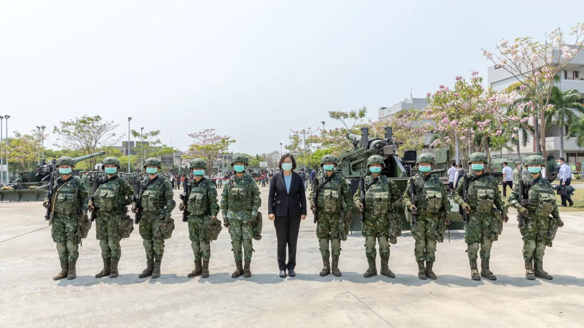 總統蔡英文(中)9日前往台南的陸軍43砲指部視導,所屬砲兵營也以M110A2自走砲操演展現戮力整備戰訓的成果。(取自總統府Flickr)