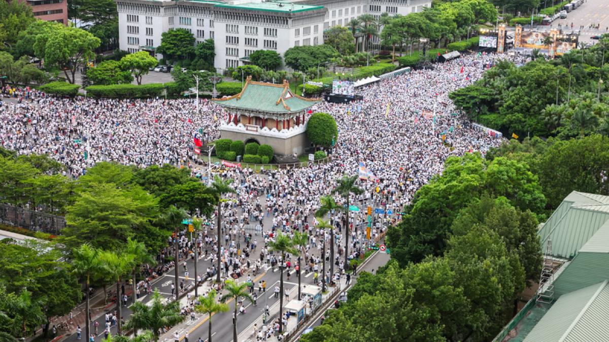 致癌油引爆民怨!「725反毒油」20萬白衣軍湧凱道 震撼人潮畫面曝光