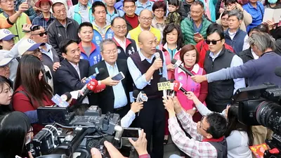 高雄市長韓國瑜到高雄玉皇宮上香祈福。(高雄市政府提供)