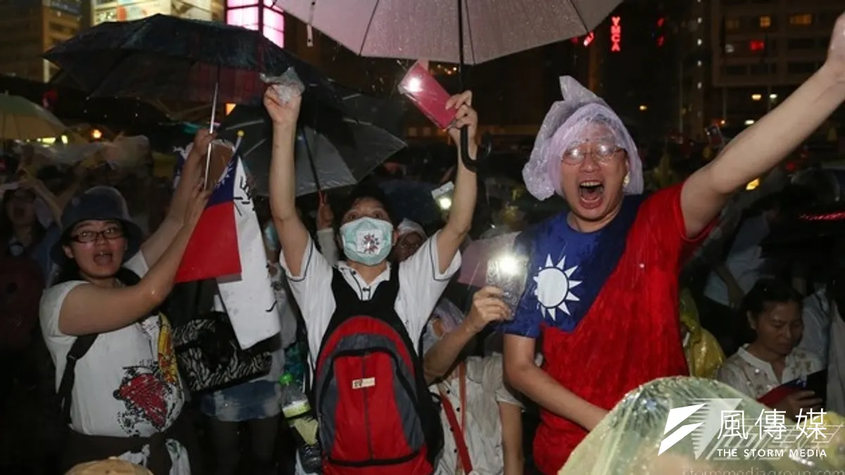 由白色正義社會聯盟發起的反反服貿活動,29日下午身著白衣現身台北車站,要求學生退出國會。在大雨中民眾唱完國歌後解散,完成2小時的快閃活動。(余志偉攝) 由白色正義社會聯盟發起的反反服貿活動,29日下午身著白衣現身台北車站,要求學生退出國會。在大雨中民眾唱完國歌後解散,完成2小時的快閃活動。(余志偉攝)