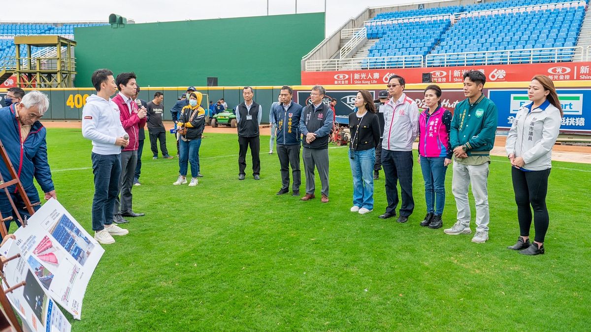 桃園市長張善政前往樂天桃園棒球場,進行優化改善工程視察。(圖/桃園市政府提供) 桃園市長張善政前往樂天桃園棒球場,進行優化改善工程視察。(圖/桃園市政府提供)