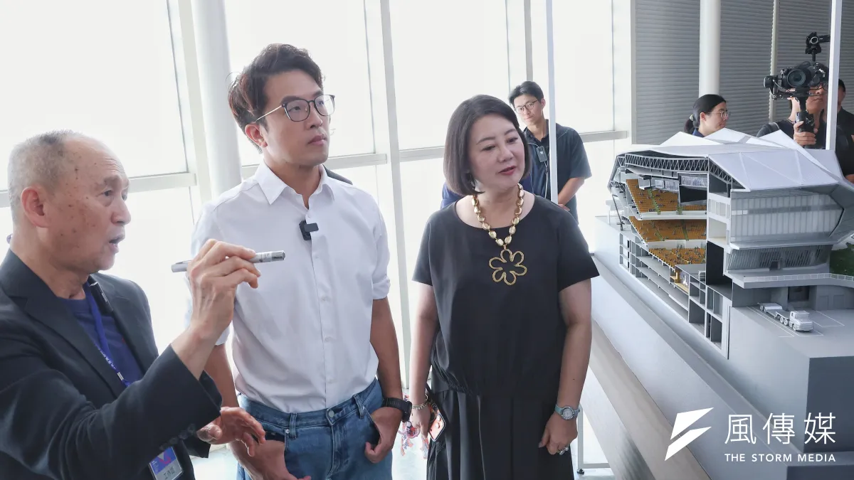 台北市長最新民調顯示,民進黨台北市長參選人沈伯洋(中)支持度首次反超。(顏麟宇攝)
