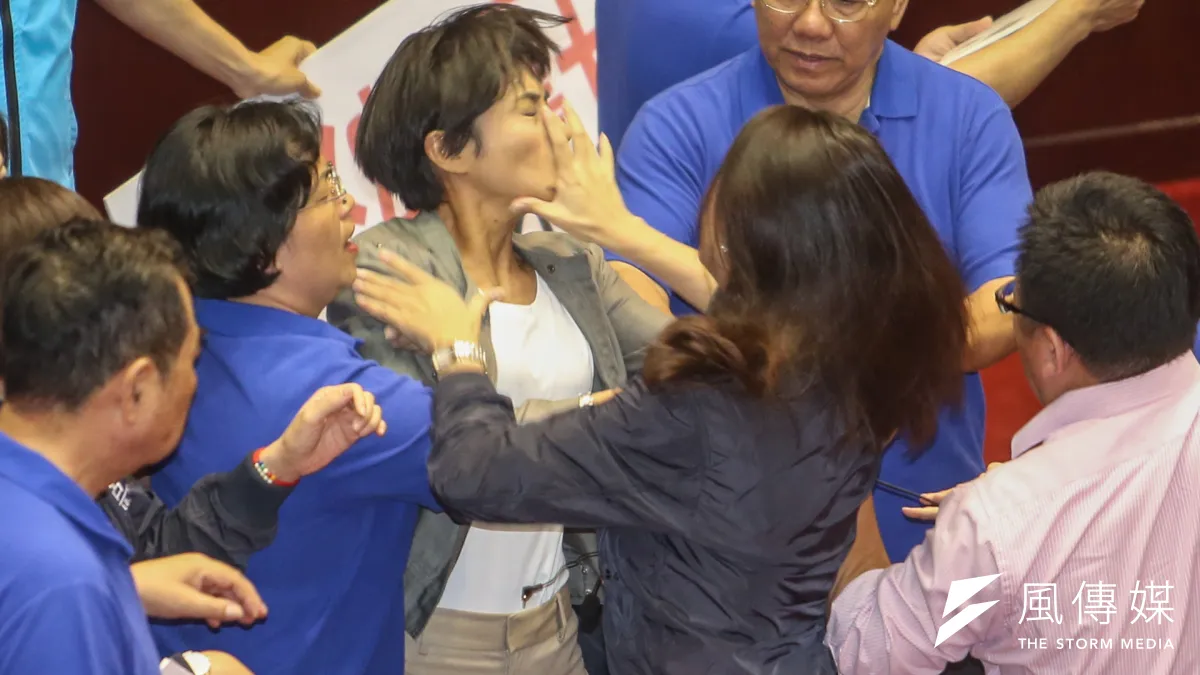 立法院審前瞻預算爆發衝突,民進黨立委邱議瑩遭掐頸。(陳明仁攝)