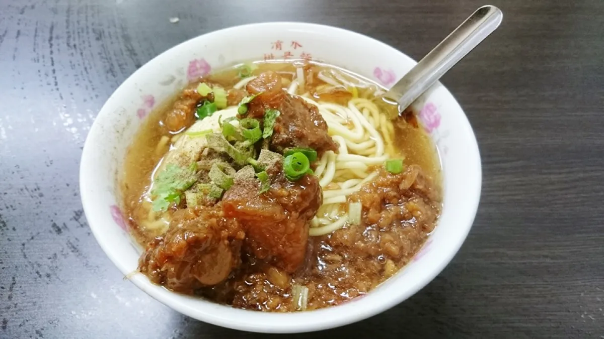 清水排骨麵店在廟東夜市算是非常有出名,在三重也有分店!(圖/張家誌@facebook)