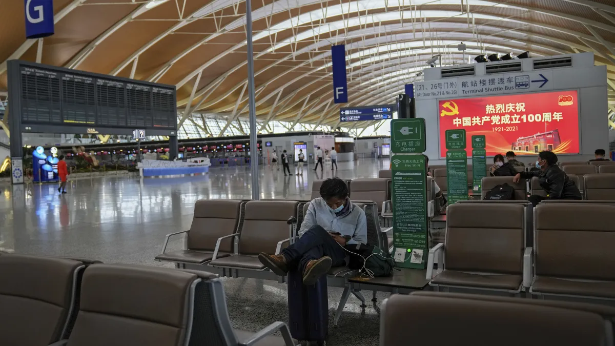 中國與美國相互封鎖航班,圖為上海浦東國際機場。(AP)