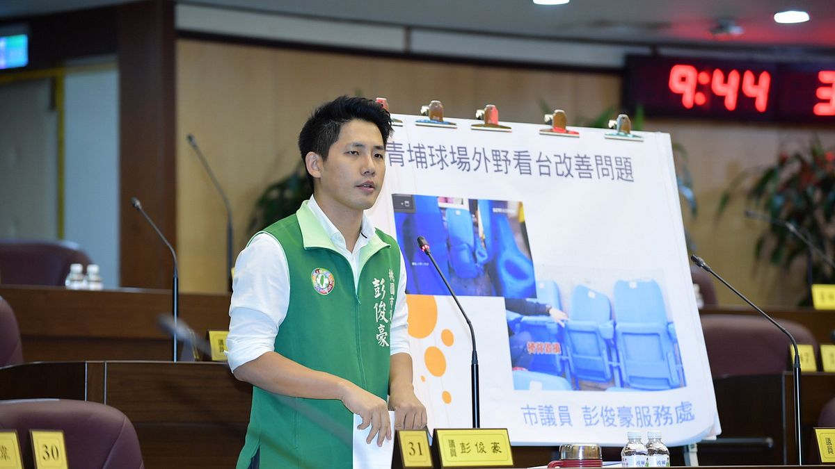 青埔國際棒球場外野看台座椅破損、視野不良,桃園市議員彭俊豪盼加速設施改善。(圖/桃園市議會提供) 青埔國際棒球場外野看台座椅破損、視野不良,桃園市議員彭俊豪盼加速設施改善。(圖/桃園市議會提供)