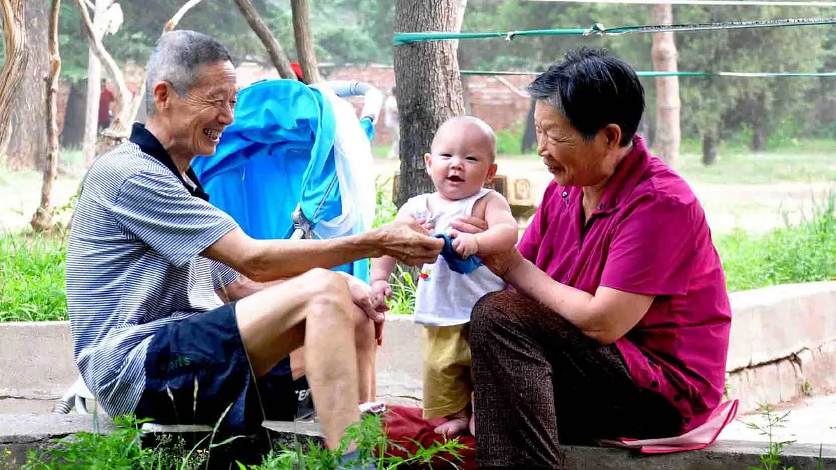 小時候,我們習慣了用家裡最好的東西,久而久之,就以為那是規則、是規律、是必須、是無可爭議的公理,其實說到底,那不是因為我們本身有多麼善良、多麼美好、多麼值得家人為我們如此奉獻,而只是因為我們是多麼幸運,幸擁有這樣一雙善良、美好而願意為我們奉獻的父母。 小時候,我們習慣了用家裡最好的東西,久而久之,就以為那是規則、是規律、是必須、是無可爭議的公理,其實說到底,那不是因為我們本身有多麼善良、多麼美好、多麼值得家人為我們如此奉獻,而只是因為我們是多麼幸運,幸擁有這樣一雙善良、美好而願意為我們奉獻的父母。