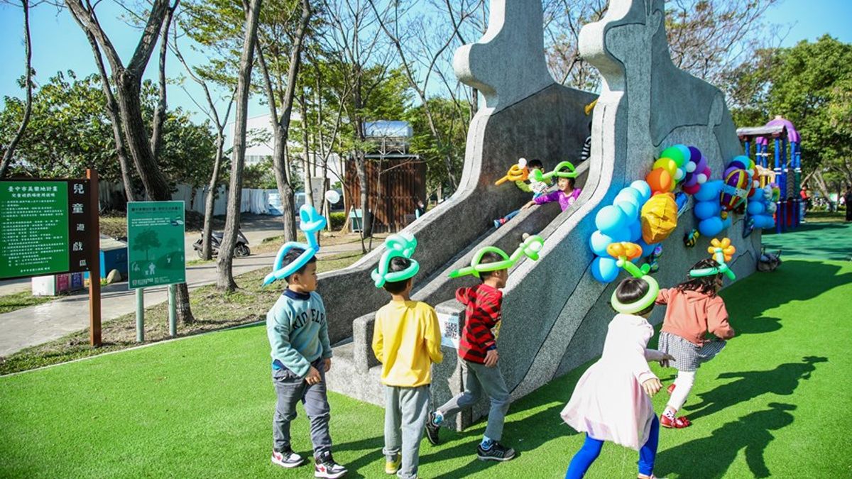 台市府推動「台中美樂地」計畫,規劃共融式遊具,營造友善「共融公園」-屯區塗城公園改善兒童遊戲環境。(圖/臺中市政府提供) 台市府推動「台中美樂地」計畫,規劃共融式遊具,營造友善「共融公園」-屯區塗城公園改善兒童遊戲環境。(圖/臺中市政府提供)